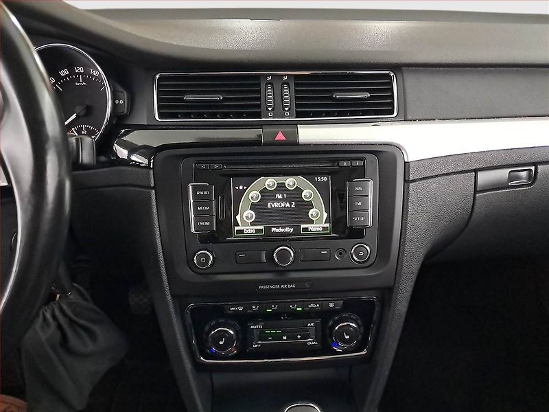 Škoda Superb (2015) 2.0 TDI, Navi, Xenony - fotka 11 z 21
