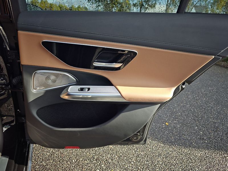 Mercedes-Benz Třídy E E 220 d AMG 4MATIC - fotka 15 z 22