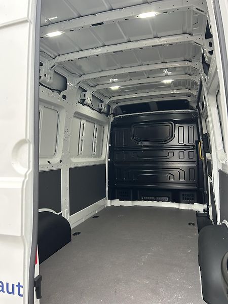 Volkswagen Crafter skříň 35 103kW 6G FWD SR - fotka 14 z 21