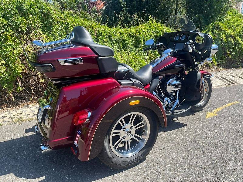 Harley-Davidson FLHTCUTG Tri Glide Ultra Classic (2015) - fotka 2 z 13