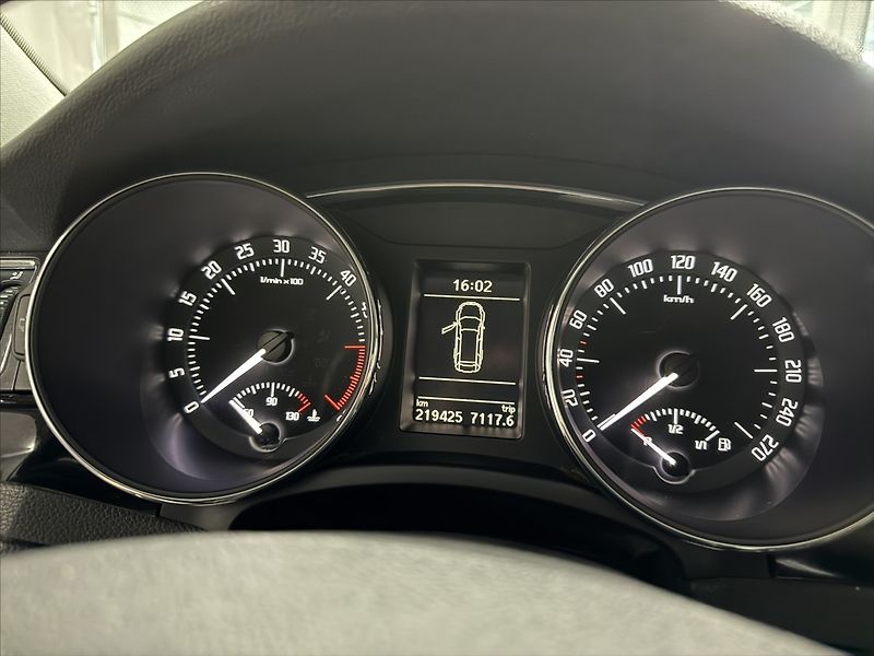Škoda Superb 2,0   TDI 4X4 125KW ELEGANCE - fotka 10 z 31