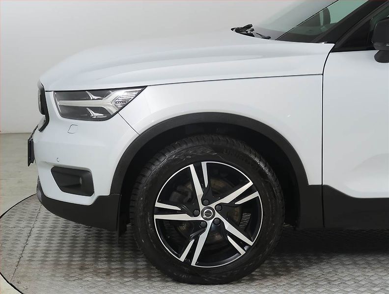 Volvo XC40 (2019) R-Design D4 AWD - fotka 15 z 27