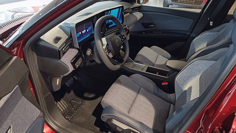 Renault 4 E-TECH (2025) 150 k comfort range - fotka 9 z 10