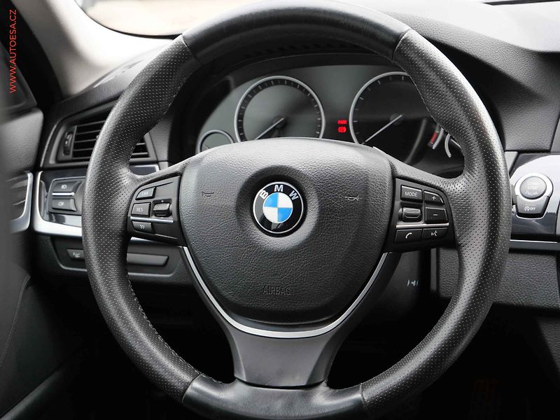 BMW Řada 5 (2012) 2.0i, AT, tempo, park.asist - fotka 13 z 22