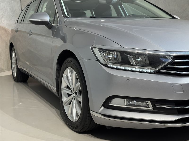 Volkswagen Passat 2,0 TDi  DSG Highline Virtual - fotka 5 z 49