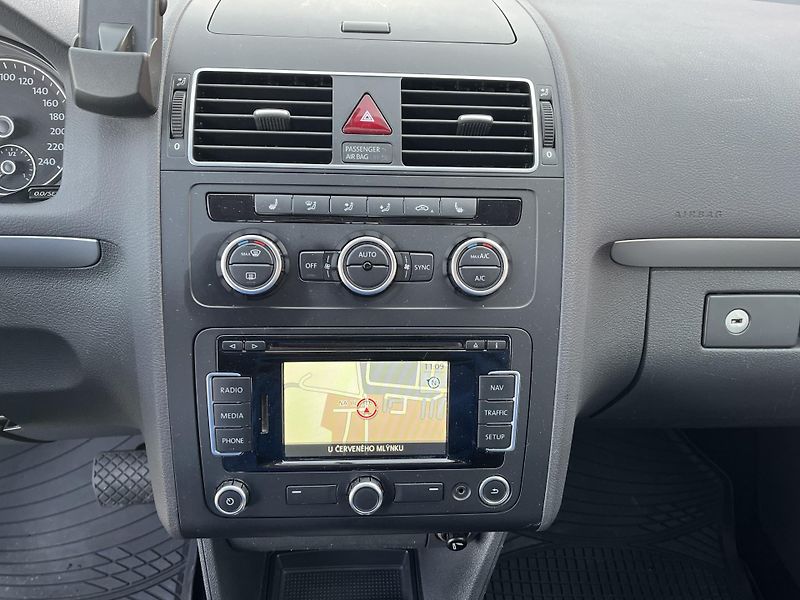 Volkswagen Touran 1.6 TDi DSG Serviska - fotka 17 z 37
