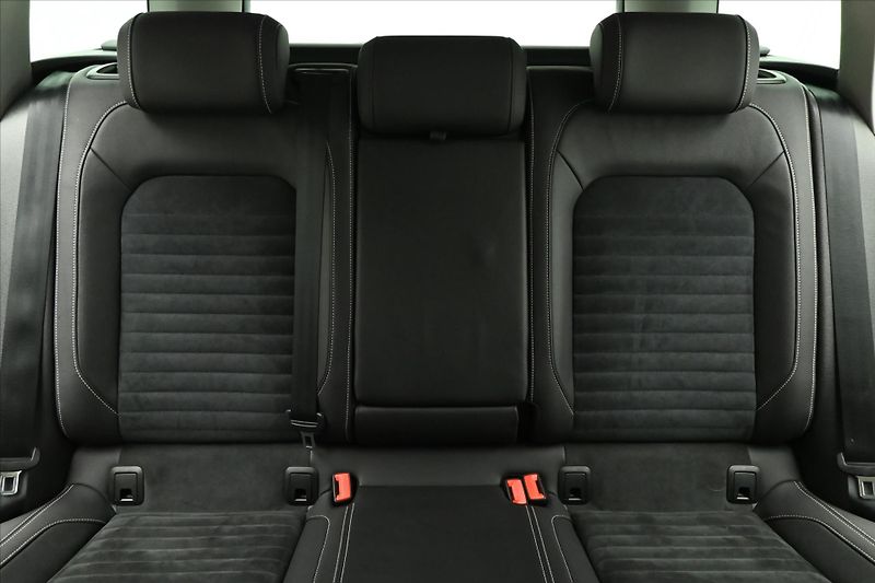 Volkswagen Passat 2,0 TDI 140 kW DSG ELEGANCE Zá - fotka 28 z 32
