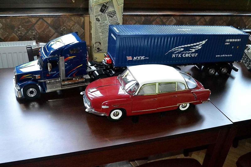 Modelář Kamil Štol s vymazlenou Tatrou 603 v měřítku 1:8. Skládal ji tři roky a vyšla ho na necelých 35 tisíc korun.