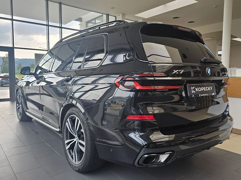 BMW X7 xDrive40d - fotka 4 z 36