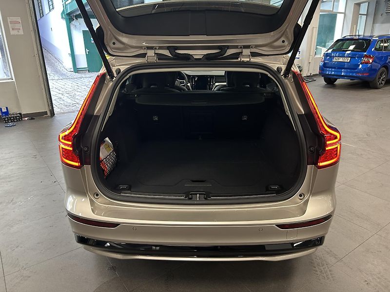 Volvo V60 (2025) ULTRA DARK DCT LED Panora HUD - fotka 35 z 43