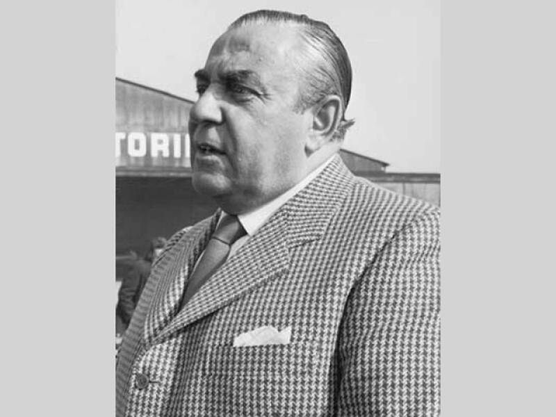 Přesto, že je všeobecně považován za italského automobilového konstruktéra, byl Carlo Abarth původem Rakušan. Na snímku je jeho hrob na hřbitově Grinzing.