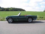 Původně byl vůz černý. Lukáš Pařil se rozhodl pro ikonickou British Racing Green, typickou barvu pro britské závodní vozy.