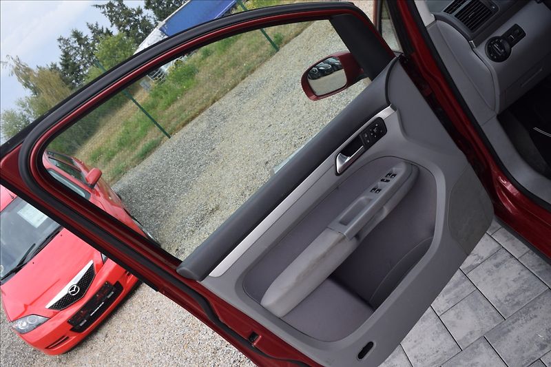 Volkswagen Touran 1,9 TDI 77KW AUTOMAT PO STK - fotka 27 z 46
