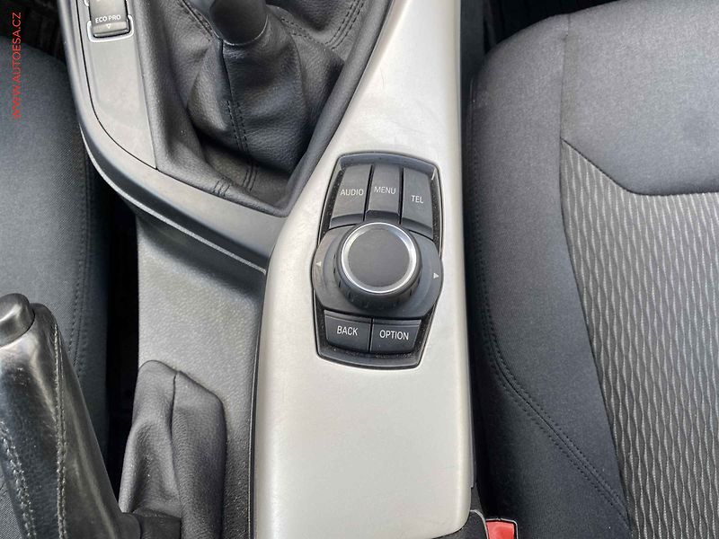 BMW Řada 1 (2013) 1.6i 116i, AC, bixen, park - fotka 13 z 18
