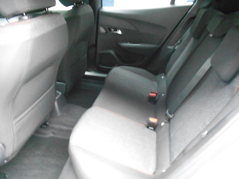 Peugeot 2008 BUSINESS Hybrid 110 e-DCS6 - fotka 5 z 6