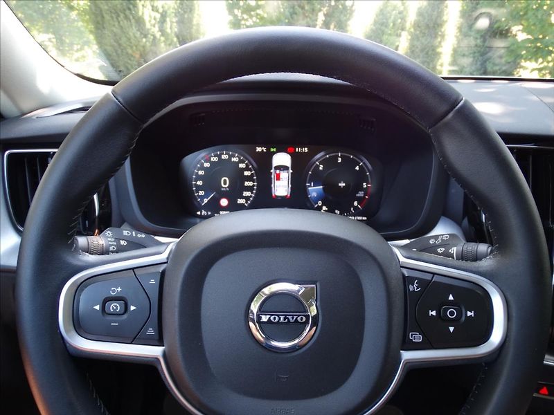 Volvo XC60 2,0 D3 Momentum MAN ČR - fotka 20 z 22