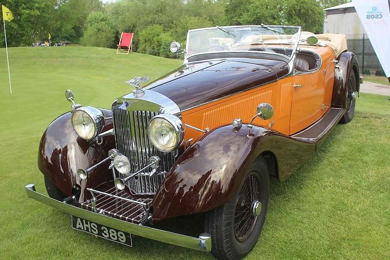Výstava Automobilové klenoty se konala na golfovém hřišti v Praze Hostivaři