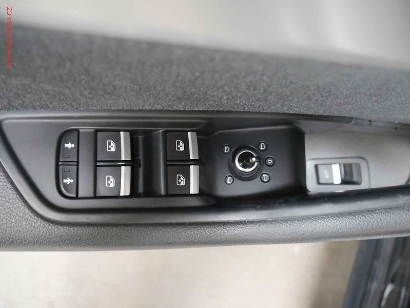 Audi A4 (2018) 2.0 TDi, ČR, AT, park.asist - fotka 21 z 23