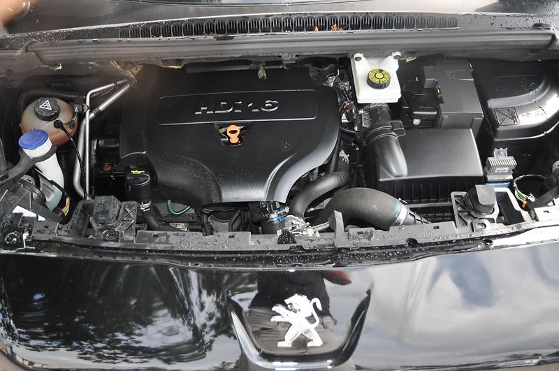 Peugeot 5008 2.0HDi 110kW PANORAMA - fotka 10 z 18