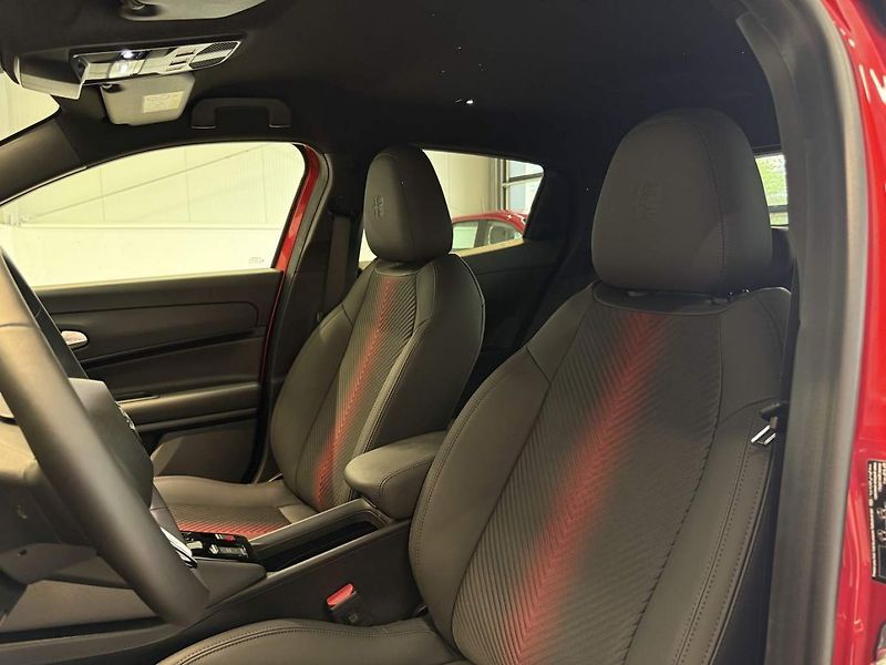 Alfa Romeo Junior (2025) Speciale Elettrica 54 kWh - fotka 17 z 26
