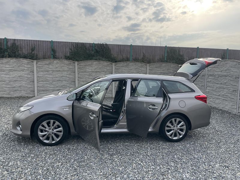 Toyota Auris 1.8i 16v HYBRID AUT NAVI CAM!! - fotka 143 z 166