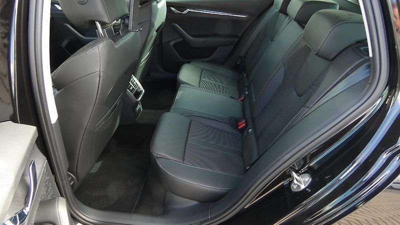 Škoda Octavia Combi 2,0 TDI Style DSG 110 kW - fotka 19 z 23