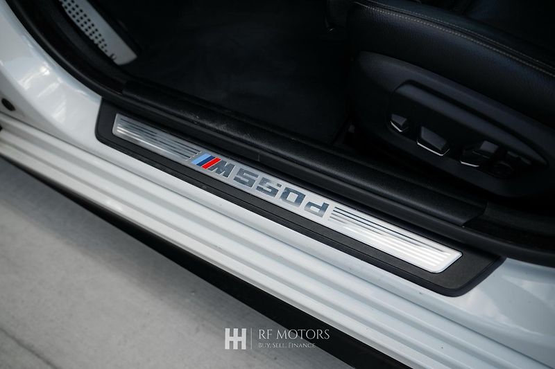 BMW Řada 5 (2013) M550d xDrive 280kW Touring - fotka 25 z 51