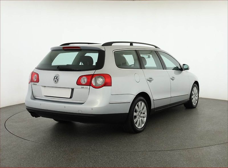 Volkswagen Passat (2009) 2.0 TDI, Automat, po STK - fotka 5 z 16
