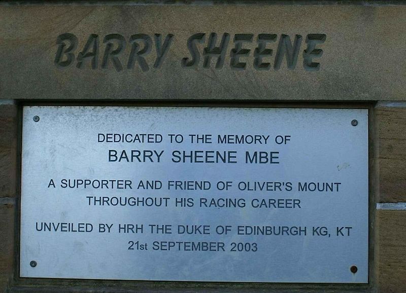 Barry Sheene (vpravo) byl legendáním motocyklovým závodníkem. Byl také známý tím, že bojkoval okruh v Brně. Na snímku je s Wilem Hartogem po závodě TT v Assenu.