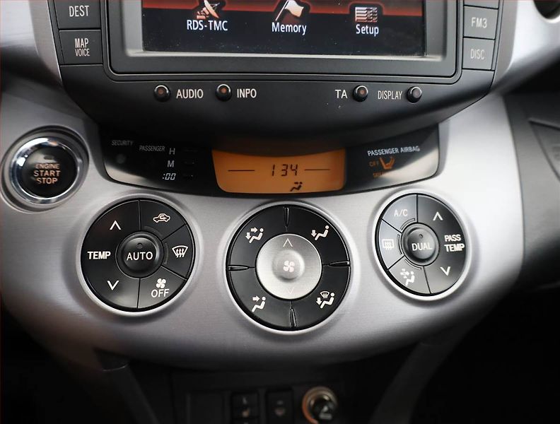 Toyota RAV4 (2006) 2.2 D-CAT, 4X4, Navi - fotka 11 z 20