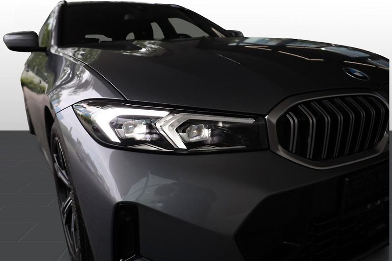 BMW Řada 3 330i xDrive Touring - fotka 17 z 21