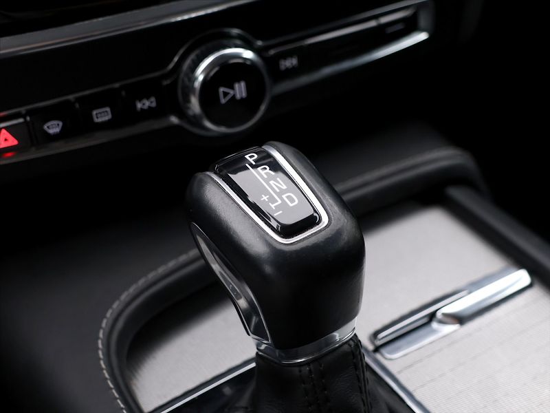Volvo V90 2,0 D3 Drive-E Momentum Auto - fotka 28 z 38