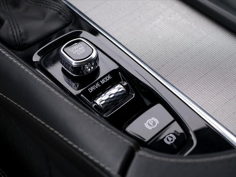 Volvo V90 2,0 D3 Drive-E Momentum Auto - fotka 29 z 38