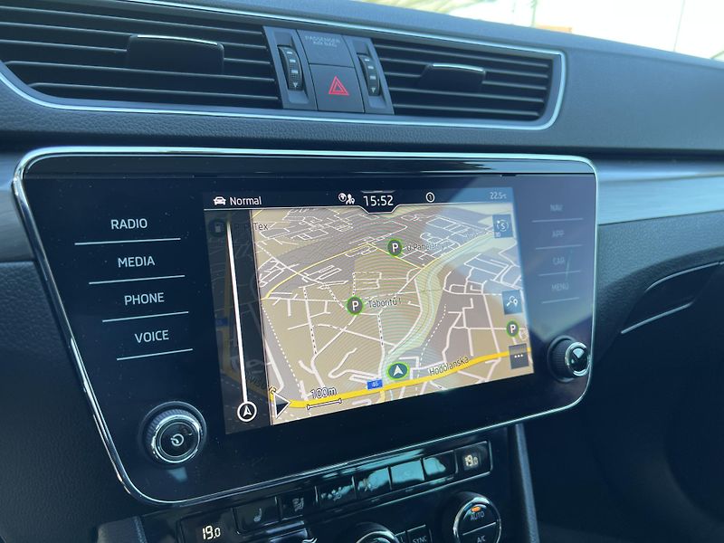 Škoda Superb 2.0TDi*110kw*DSG*Style - fotka 21 z 39