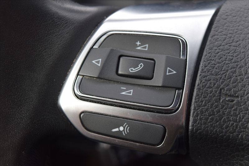 Volkswagen Tiguan 2,0 TDi 81KW R-LINE - fotka 32 z 51