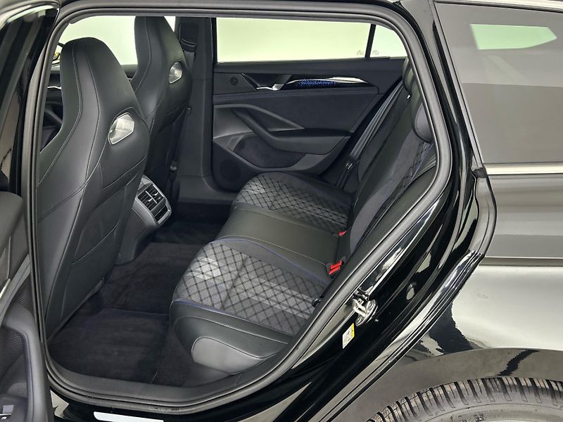 Volkswagen Passat R-Line People DSG - fotka 8 z 31