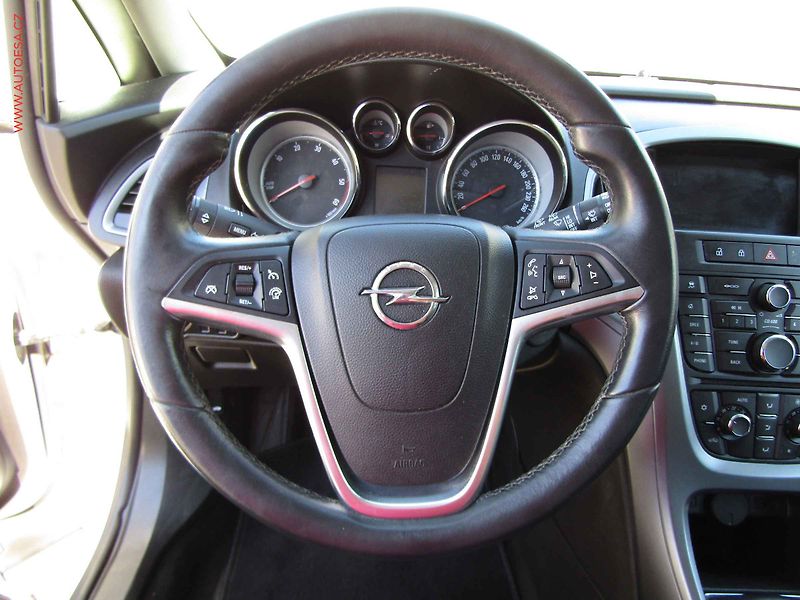 Opel Astra (2015) 1.6 CDTi, ČR, autoAC, temp - fotka 14 z 16