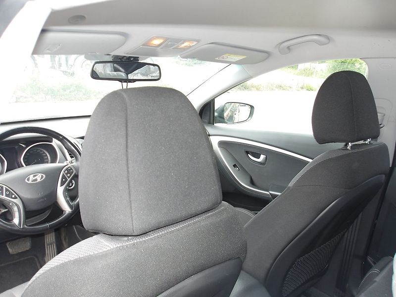 Hyundai i30 1,6CRDi  Automat!! 2 x kola! - fotka 20 z 34