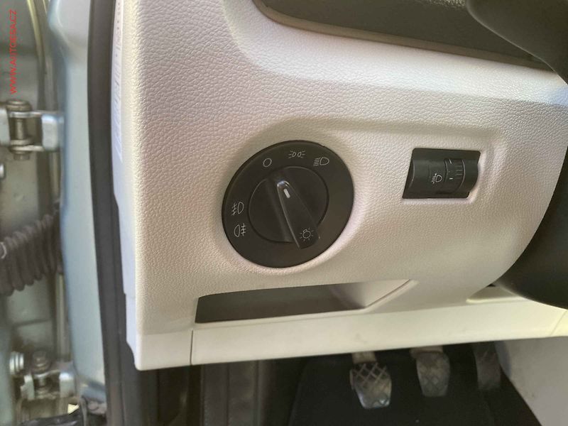 Škoda Fabia (2011) 1.2 TSi, Ambiente, výhřev sed - fotka 15 z 17