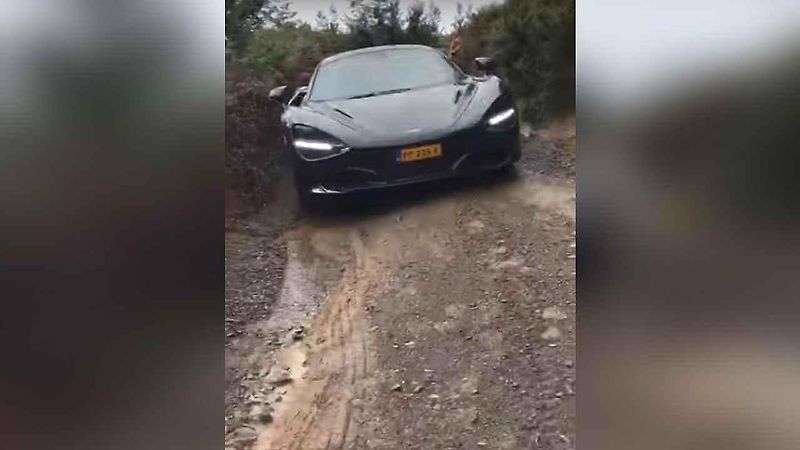 McLaren 720S v terénu.