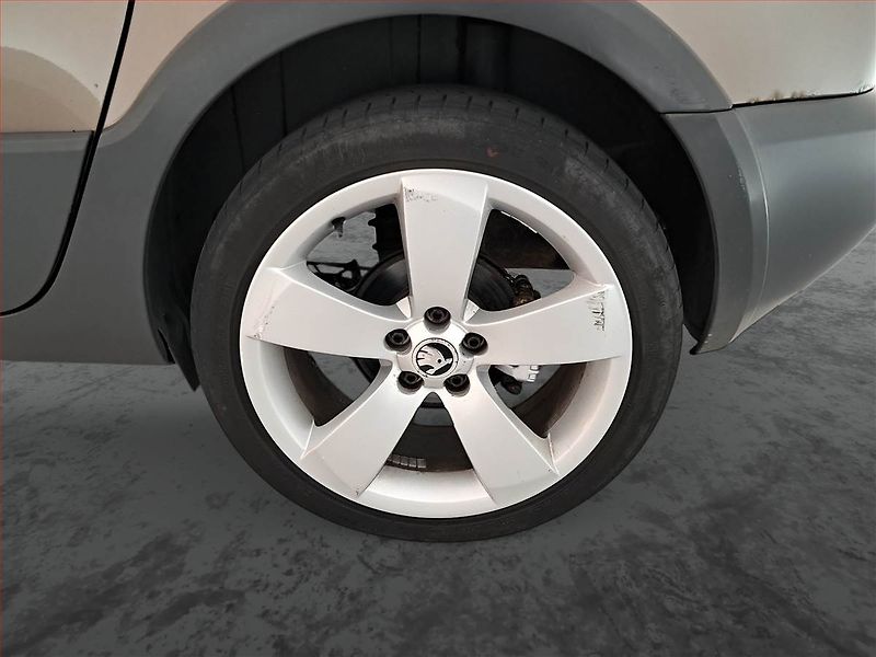 Škoda Roomster (2014) Scout 1.2 TSI, Automat - fotka 15 z 16