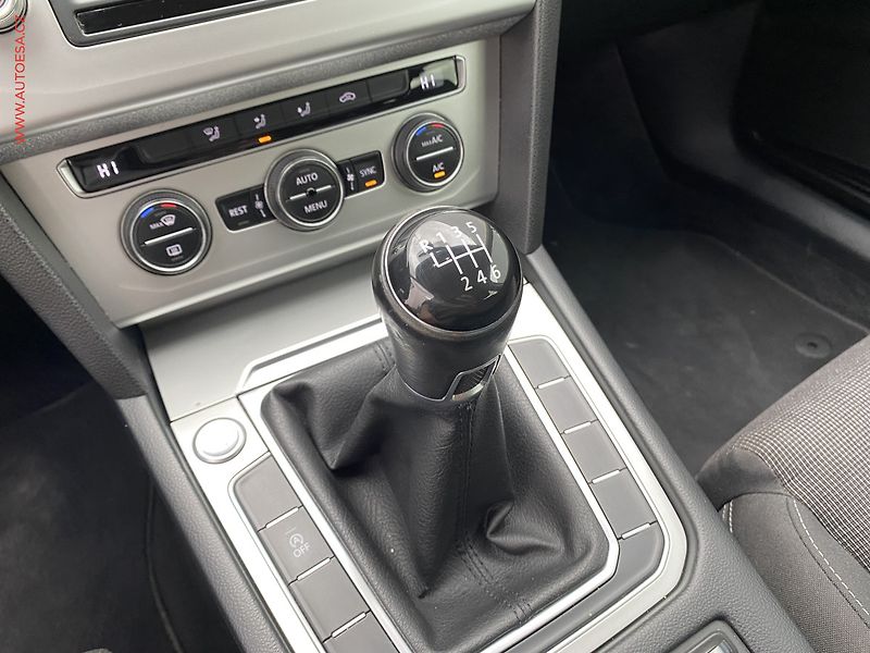Volkswagen Passat (2015) 2.0 TDi, Comfortline, navi - fotka 16 z 18