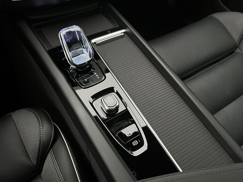 Volvo XC60 B5 AWD BLACK EDITION PLUS AUT  - fotka 28 z 46