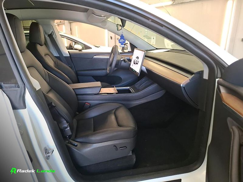 Tesla Model Y (2023) Standard Range Berlín - fotka 5 z 6