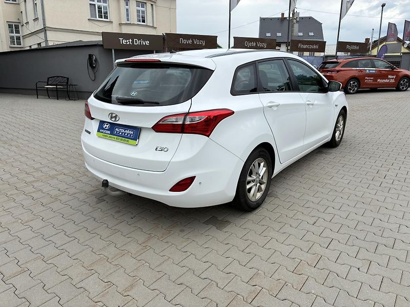 Hyundai i30 1,6i 99kW TAŽNÉ - fotka 3 z 25
