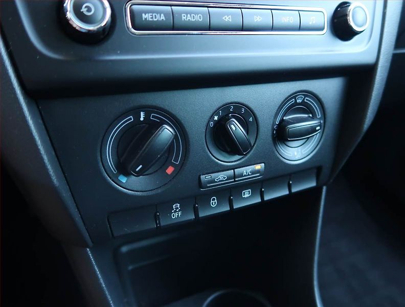 Škoda Rapid (2015) Ambition 1.2 TSI, Serv.kniha - fotka 15 z 16