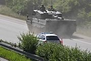 První armádní výcvik přesunu tanků Leopard 2A4 na dálnici D35.