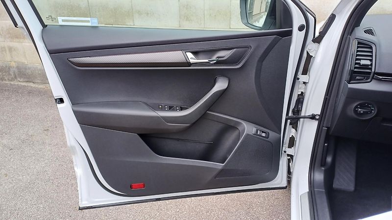 Škoda Karoq 2.0 TDI 110kW DSG 4x4 WEBASTO - fotka 23 z 50