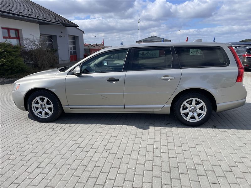 Volvo V70 2,0 d 100kw Momentum Kinetic o - fotka 2 z 31