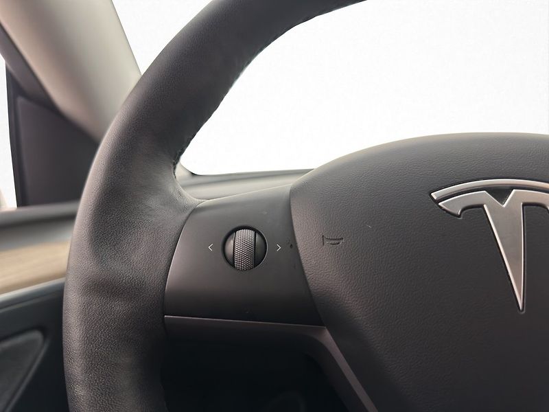 Tesla Model Y Long Range AWD - fotka 15 z 29